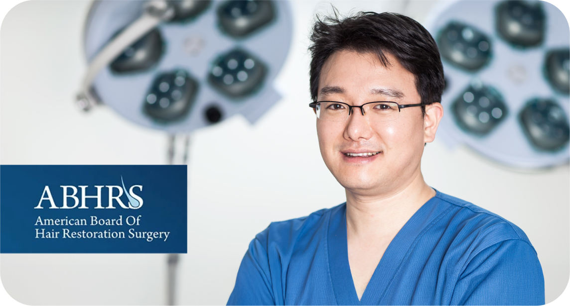 微笑む許 涼會院長の写真