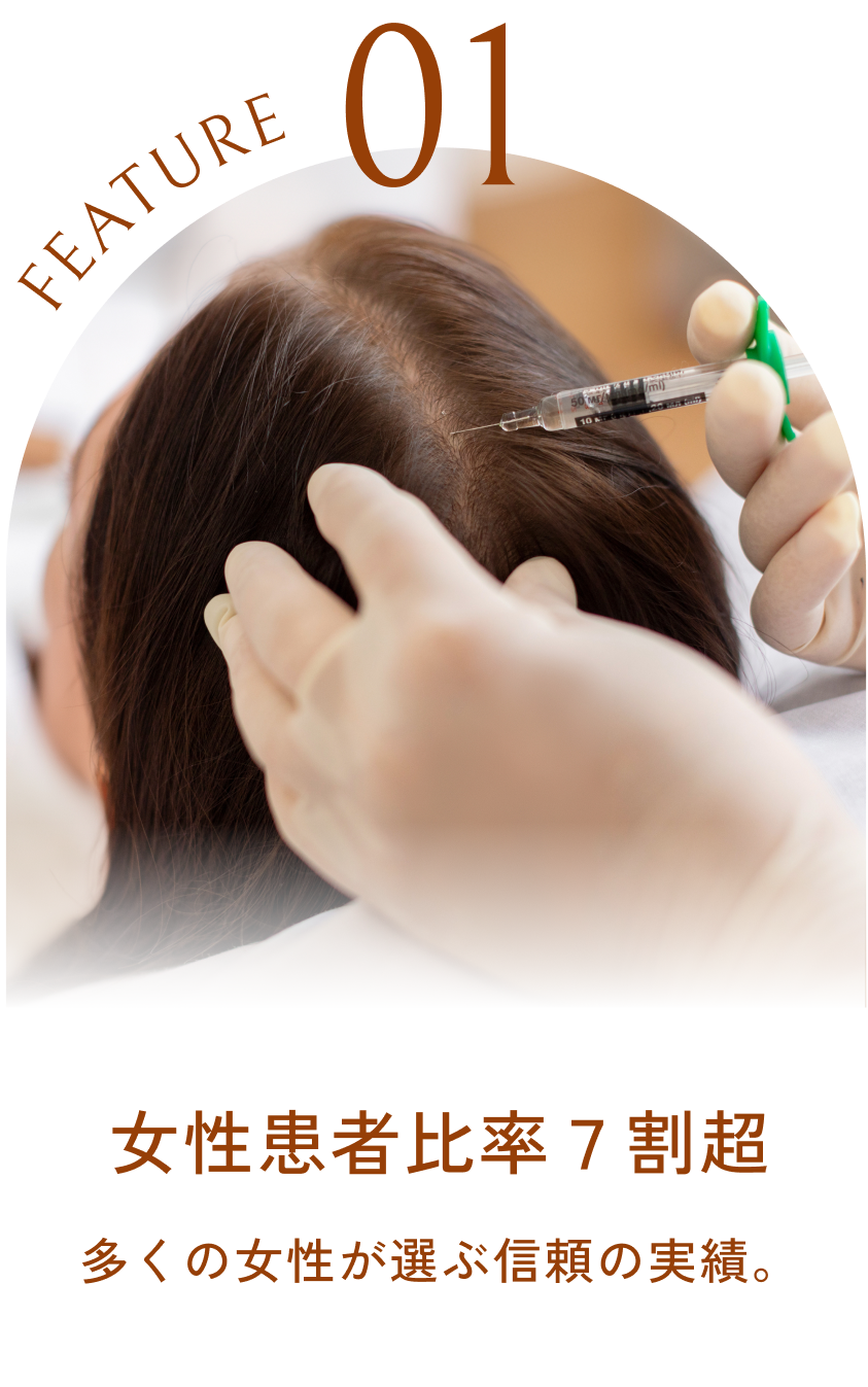 女性患者の頭髪を診察する医師の手元