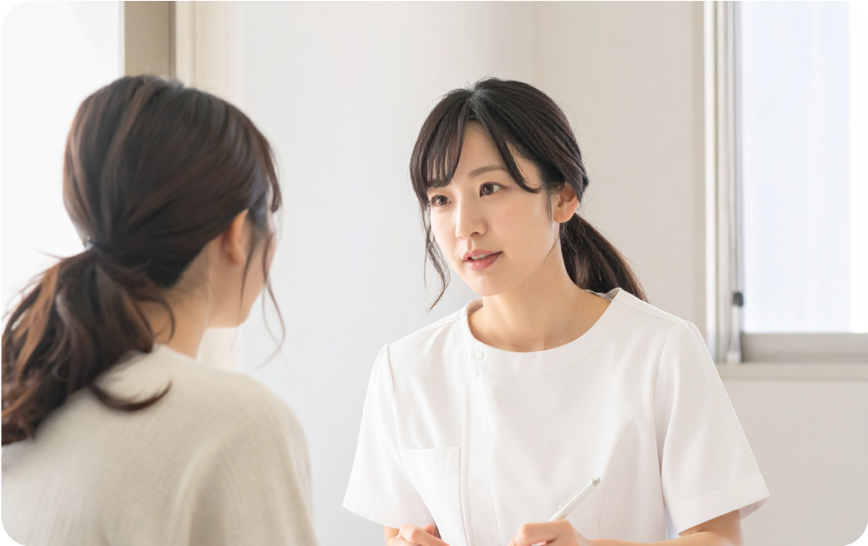 女性カウンセラーと対話する患者