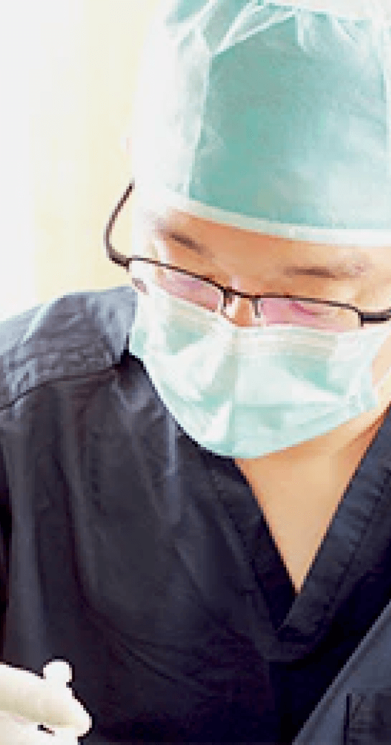 手術中の医師