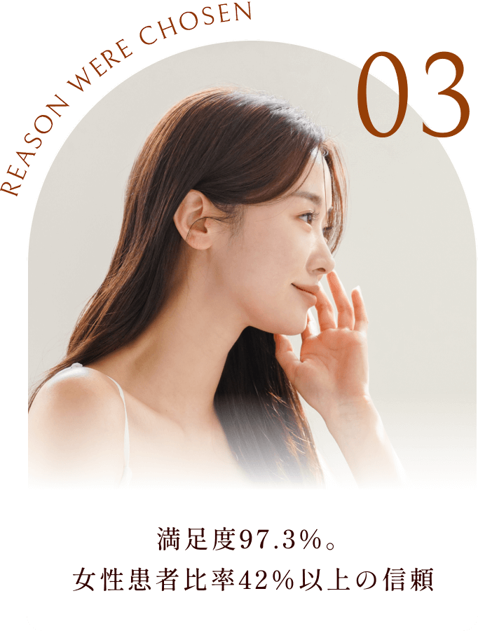 笑顔の女性患者が髪型を整えている様子