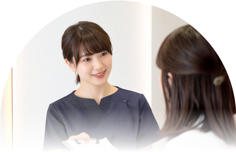 More & More Clinicのスタッフ2名の写真とロゴ
