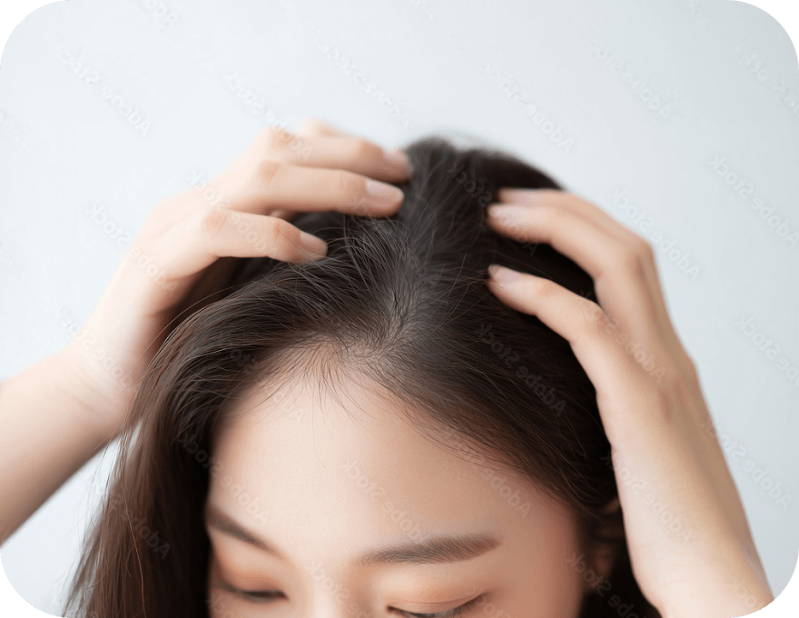 髪を手で整える女性の写真